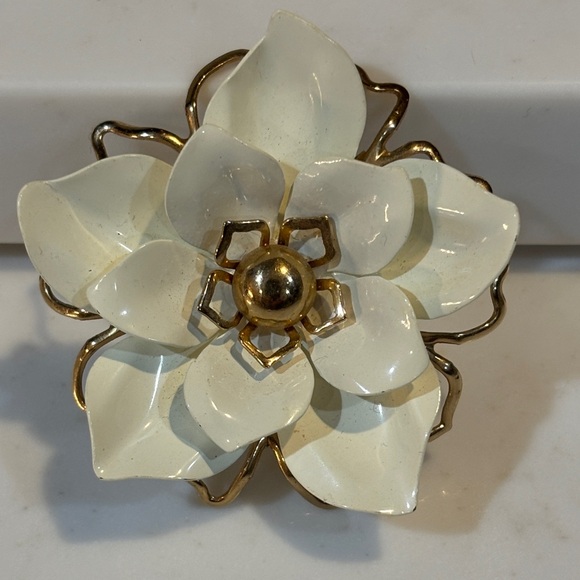 Emmons Jewelry - Vintage Emmons White and Gold Flower Brooch EUC